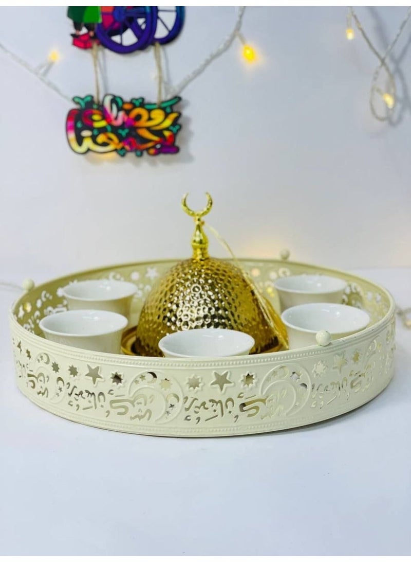 طقم القهوة  بالصنية البيجي الصنية المدورة  و معاه تمارة صغيرة الطقم 6 فنجان قهوة  و  تمارة باللون الذهبي - Image 1